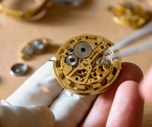 Automatic vs. Quartz Watch Movements: What Sets Them Apart? - MAKT